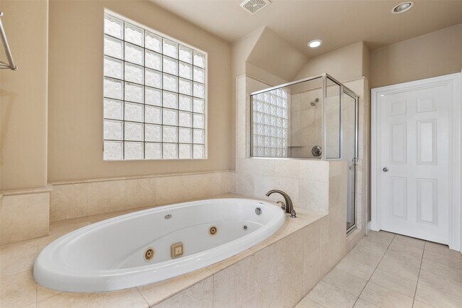 Building Photo - 9125 Harbor Hills Dr