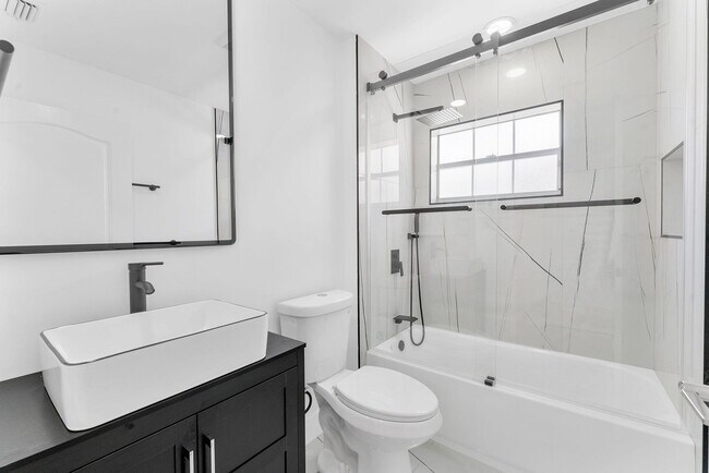 Building Photo - 897 Dickens Pl