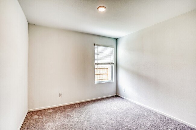 Building Photo - 2300 Plantation Dr