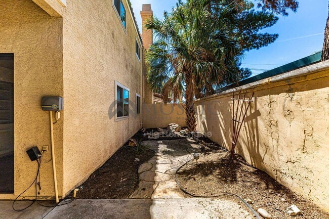 Building Photo - 2024 N Sunset Dr