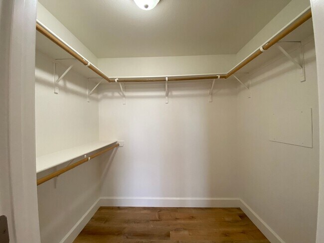 Building Photo - Beautiful Phoenician Apartments - 2 Bed, 2...