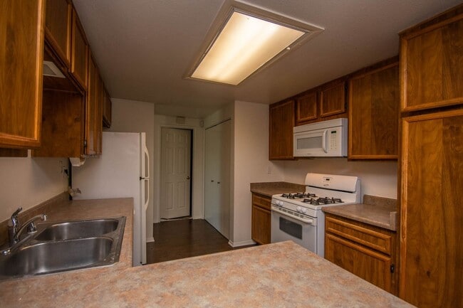 Building Photo - 3BR Townhome with Spacious Fenced Yard!