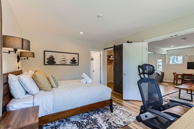 Building Photo - Highlands 2 BDR Turnkey Home