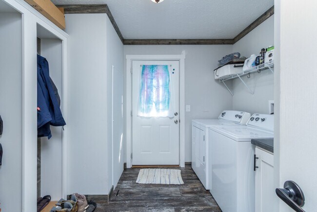 Building Photo - Updated Modern 3 Bedroom Manufactured Home!