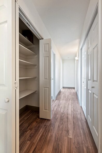 Building Photo - 1852 N Wedgewood Ln