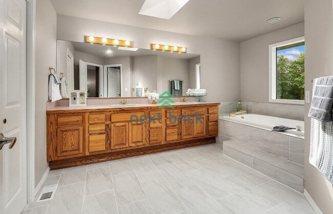 Building Photo - 4 Bed 2.5 Bath Custom Built Single-family ...