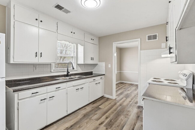 Building Photo - 1736 N Kentwood Ave