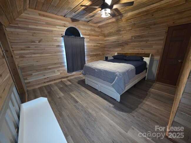 Building Photo - 820 Clearview Rd