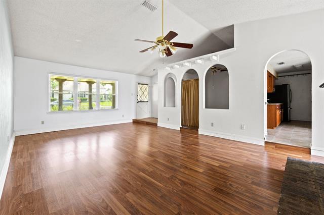 Building Photo - 2219 Greenvalley Dr