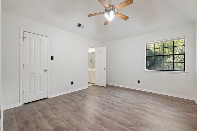 Building Photo - 2807 4 Pines Dr