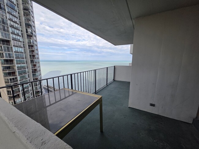 Building Photo - 6033 N Sheridan Rd