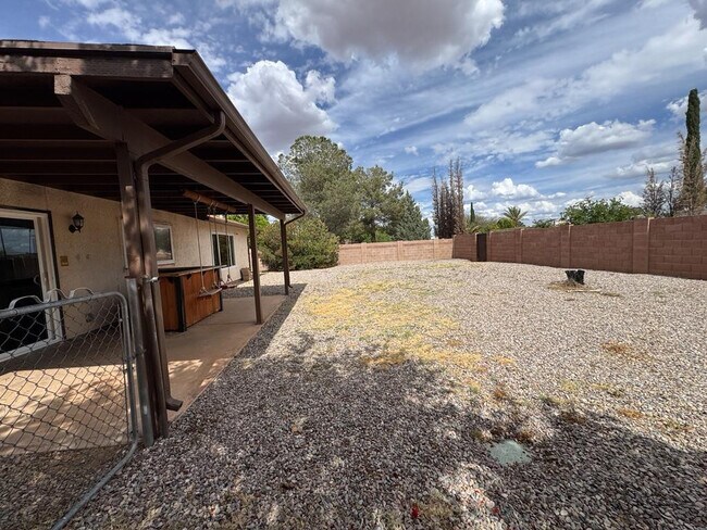 Building Photo - 1016 E Cottonwood Dr