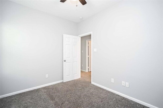 Building Photo - 5105 Southwind St