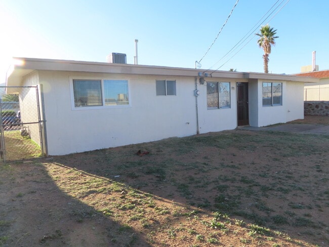 Building Photo - 10052 Kenworthy St