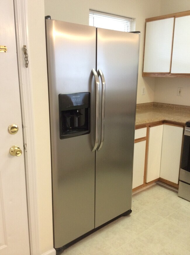 Building Photo - Updated flooring, McClelland Town homes 2BR/2Bath one level patio home, with back court yard! Clo...