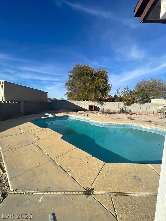 Building Photo - 1590 Mustang Dr