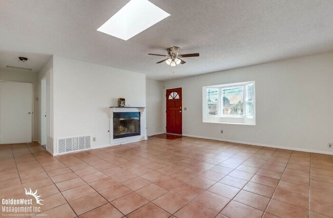 Building Photo - Spacious 4Bdm 2Ba Home with Open Floor Pla...