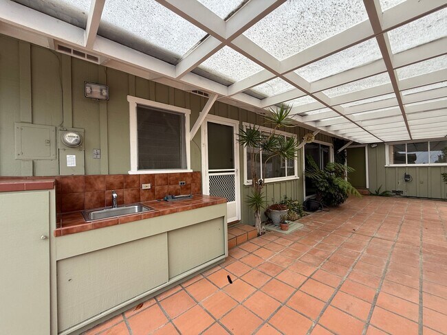 Building Photo - 1950's Ranch Style Home Above Ventura College
