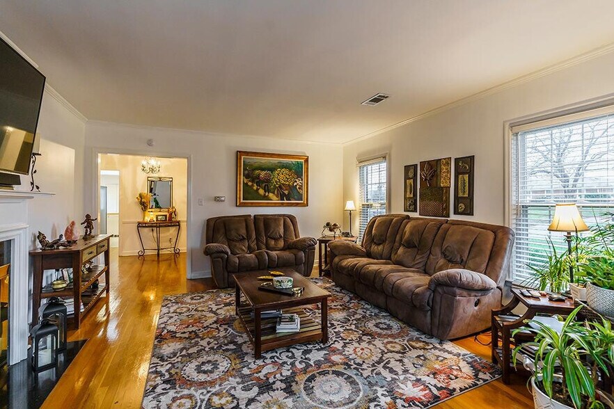 Building Photo - 304 Barnes Mill Rd