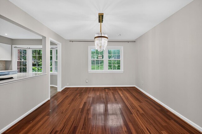 Building Photo - 3-level townhome in sought-after Sycamore Heights
