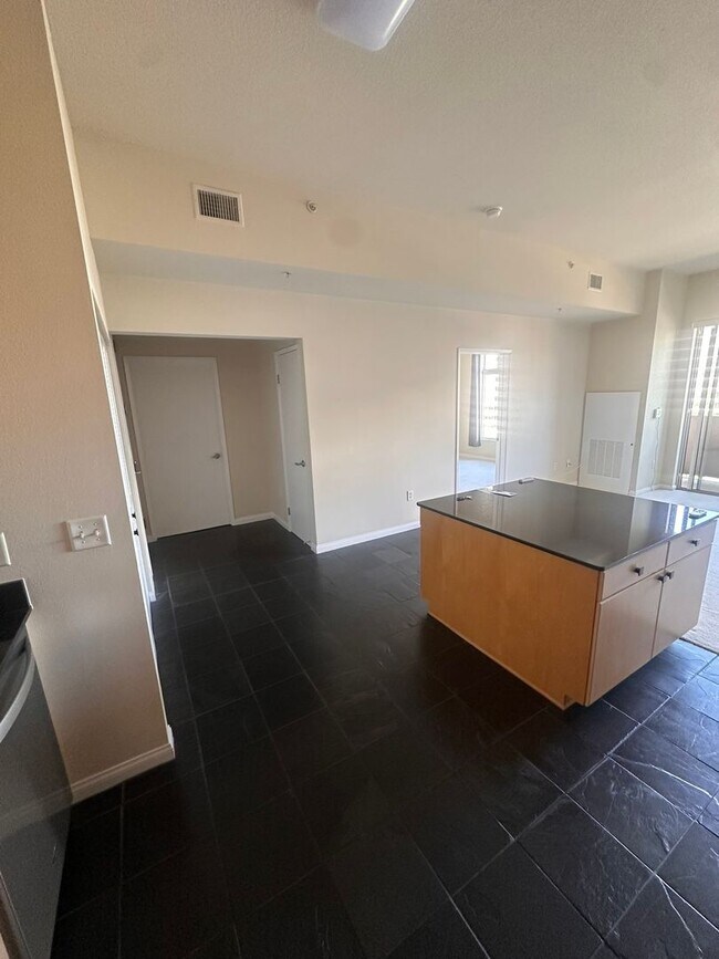 Building Photo - 1BR High-Rise with Balcony & Views