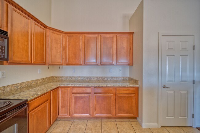 Building Photo - 1121 Bourbon St