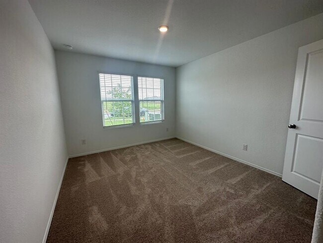 Building Photo - 121 Seminole Dr