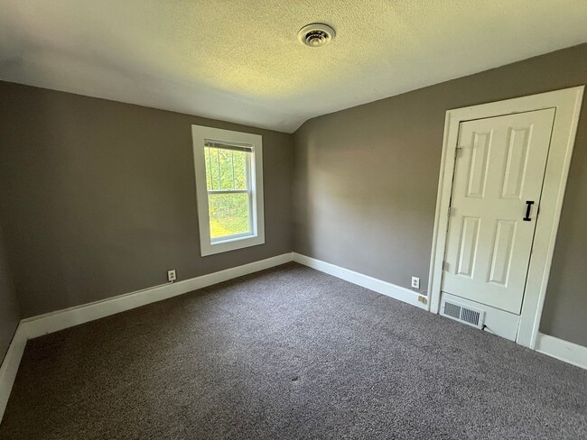 Building Photo - Charming 3-Bedroom Single Family Home in C...