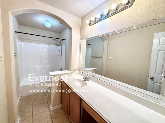 Building Photo - 4220 Rolling Water Dr
