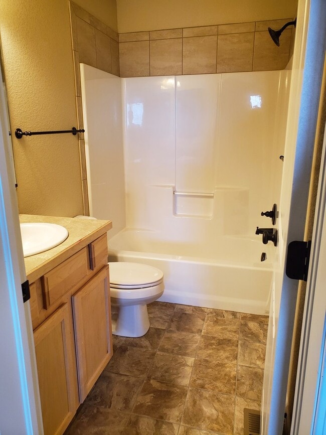 Building Photo - 3 BEDROOM, 2 BATHROOM, SINGLE FAMILY HOME ...