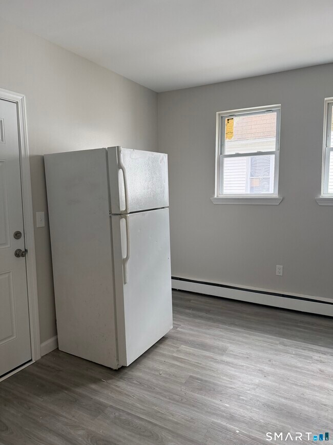 Building Photo - 162-164-164 Martin St