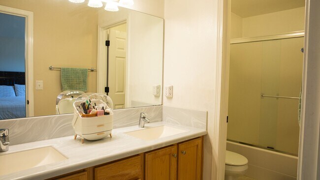 Building Photo - Updated Craftsman on Corner Lot in Aloha~ ...