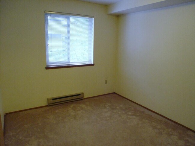 Building Photo - Updated 2BR Condo w/ 2 Covered Parking – Kenmore