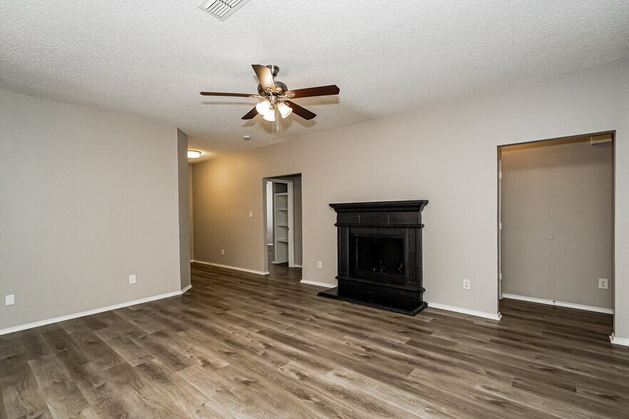Building Photo - 7213 Park Creek Cir W