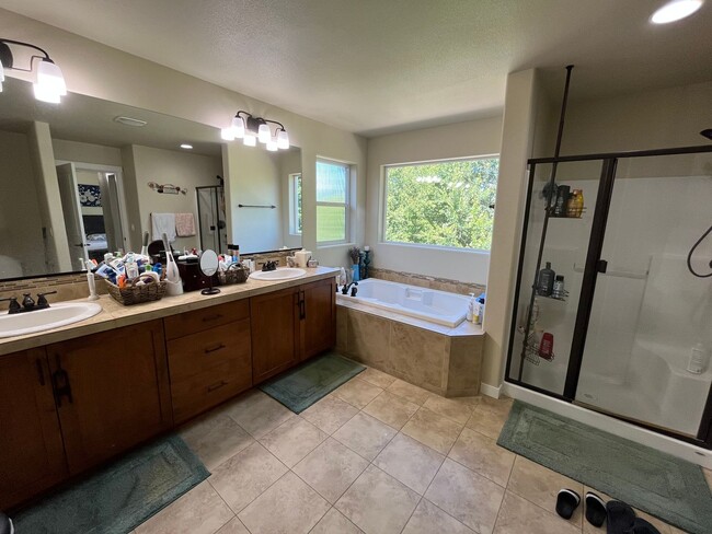 Building Photo - Beautiful 4Bd + 2Ba With Gorgeous Green Vi...
