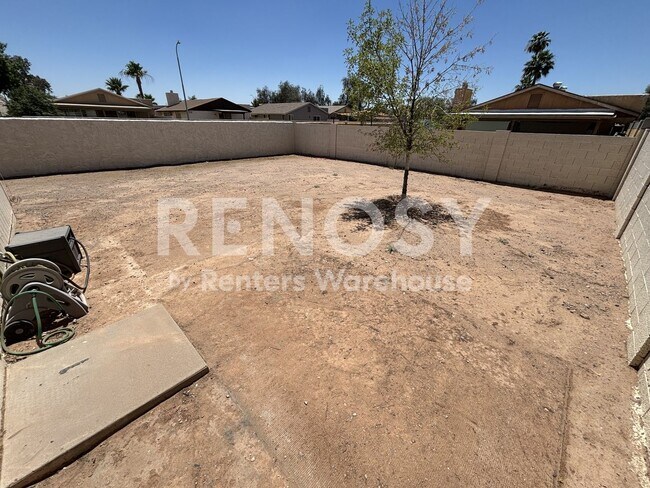 Building Photo - 2126 N Villas Ln