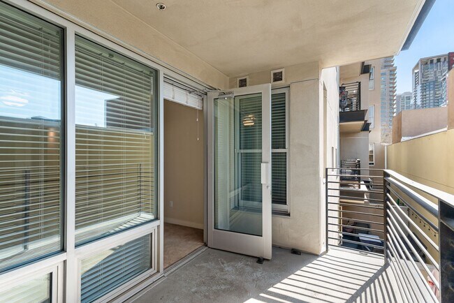 Building Photo - Walkable Little Italy Living – 3BR/3BA with Gated Parking