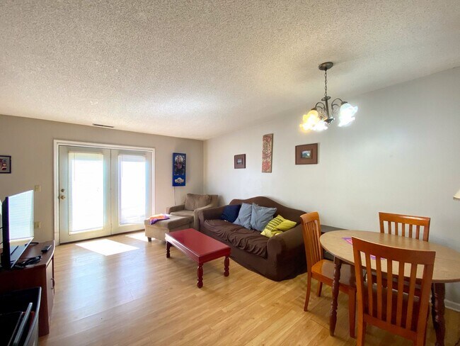 Building Photo - Flexible Lease Term Available for 2 Bed/1.5 Bath Townhome!