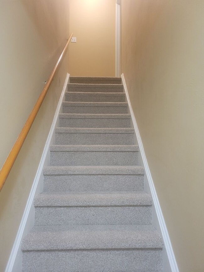 Building Photo - 4 bedroom, 1.5 bathrooms townhouse