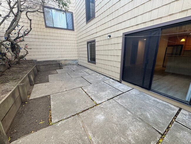 Building Photo - 1056 Grand-102