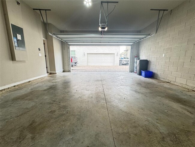 Building Photo - 440 Venetian Palms Blvd