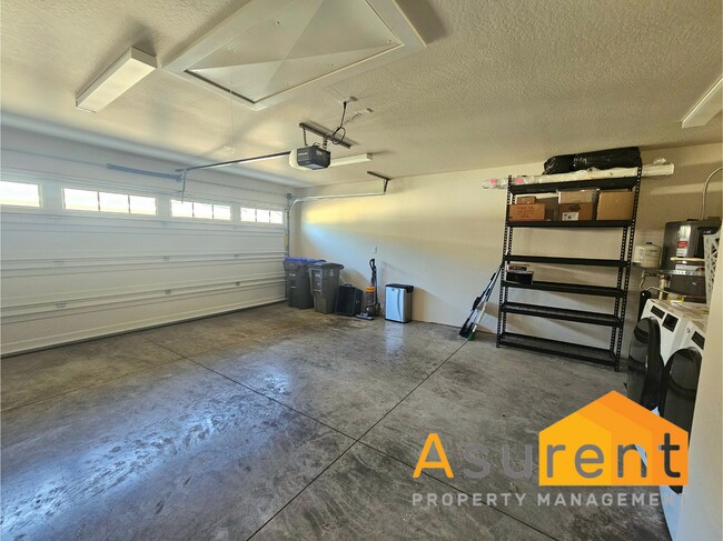 Building Photo - Beautiful fully furnished, single level 3 ...