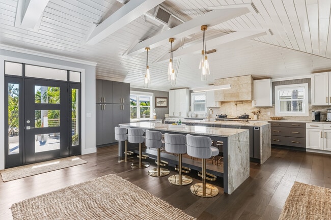 Building Photo - 165 1st St E