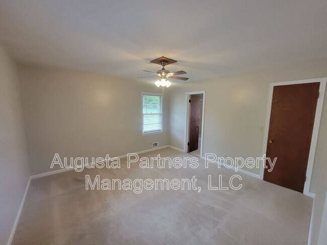 Building Photo - 1125 Crestview Dr