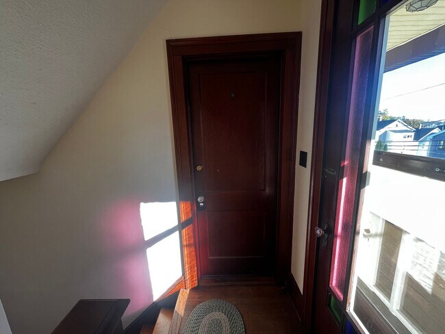 Building Photo - Inviting 2-Bedroom 2nd Floor Apartment in ...