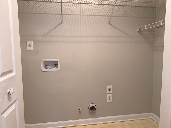 Building Photo - Wow! Northgate district! 3 bed, 2 bath, ra...