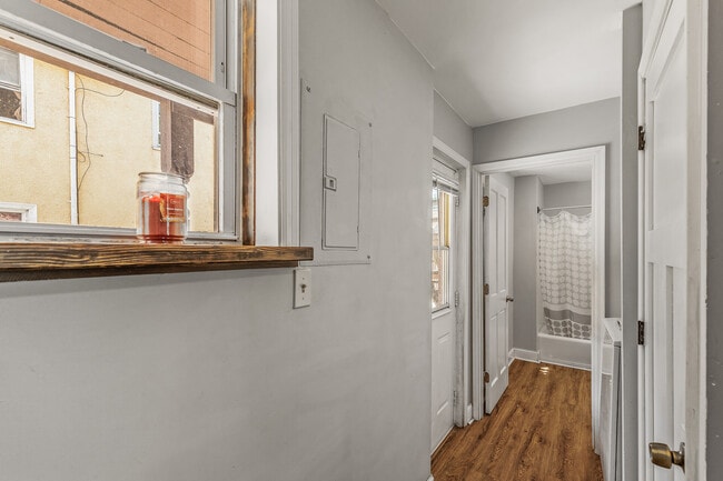 Building Photo - 921 20th Ave NE