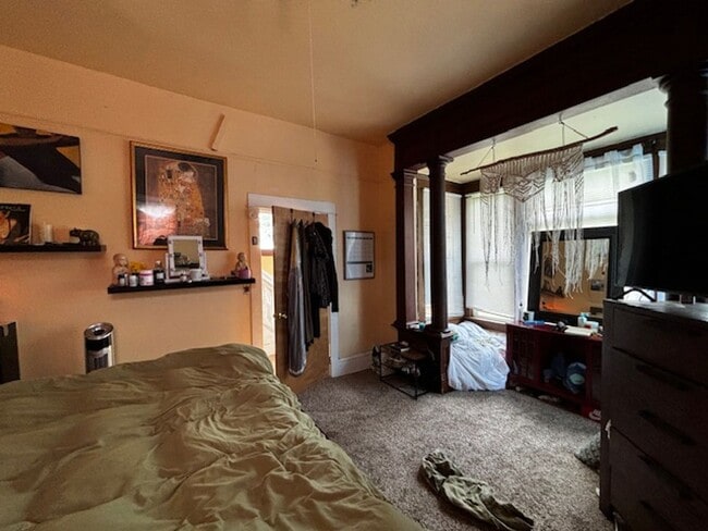 Building Photo - 7 Bedroom House close to Shopping and What...
