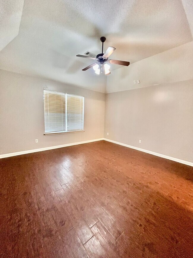 Building Photo - Beautiful 3 Bedroom, 2 Bath Home – Freshly Updated & Move-In Ready!