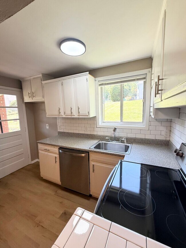 Building Photo - 3 Bed, 1.5 Bath in Overbrook/ Brookline for rent- Huge yard and great layout!